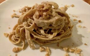 Tagliatelle con crema di noci e parmigiano