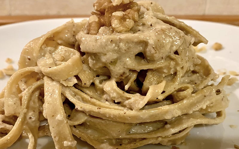 Tagliatelle con crema di noci e parmigiano