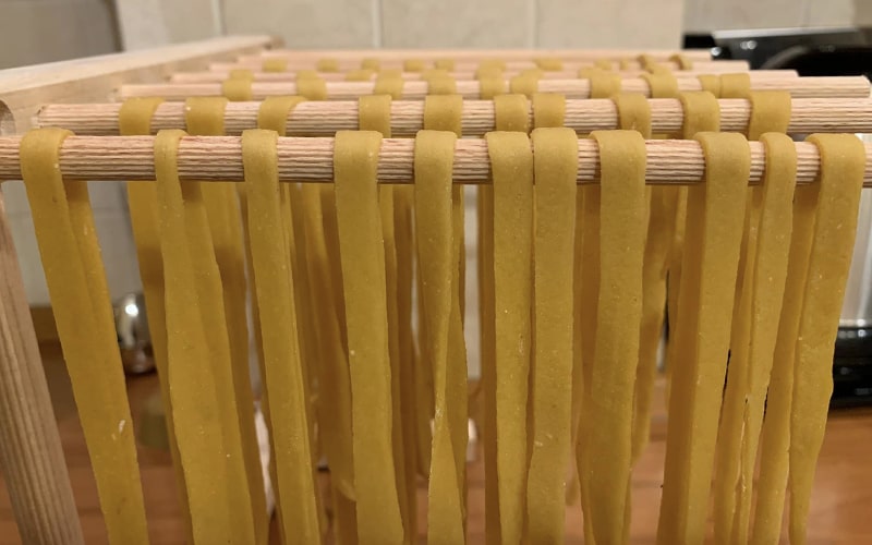 Tagliatelle con crema di noci e parmigiano